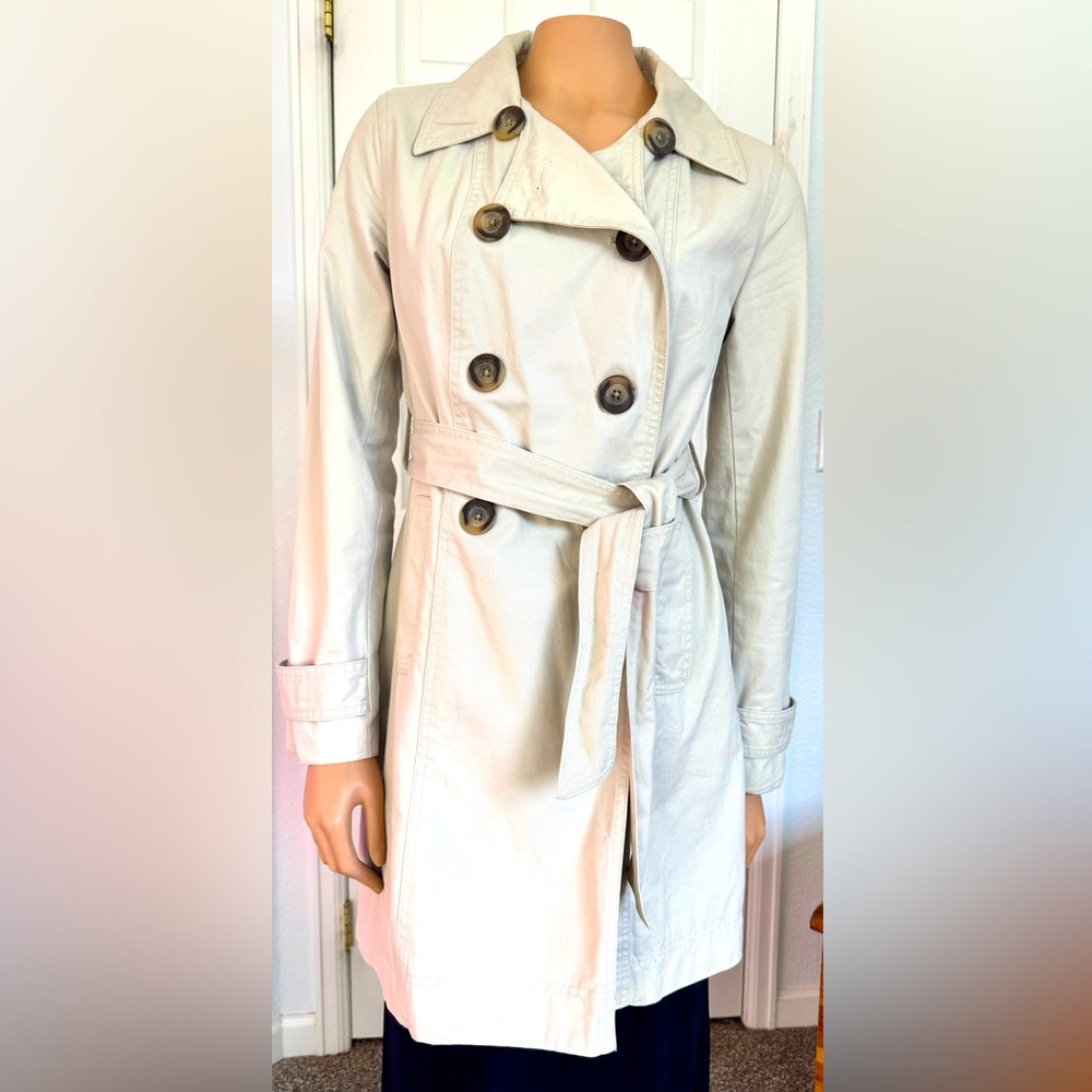 Old Navy Khaki Trench Coat in Classic Tailored Design, Lined, size Medium